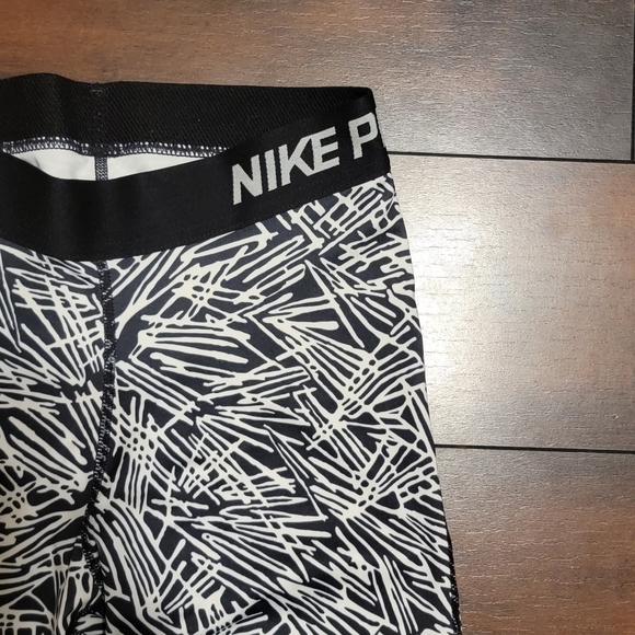 Nike Pro Dri-fit Capri Leggings - Picture 3 of 4
